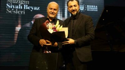 Bursa Büyükşehir Belediyesi tarafından düzenlenen ‘Müziğin Siyah Beyaz Sesleri’ konserinde