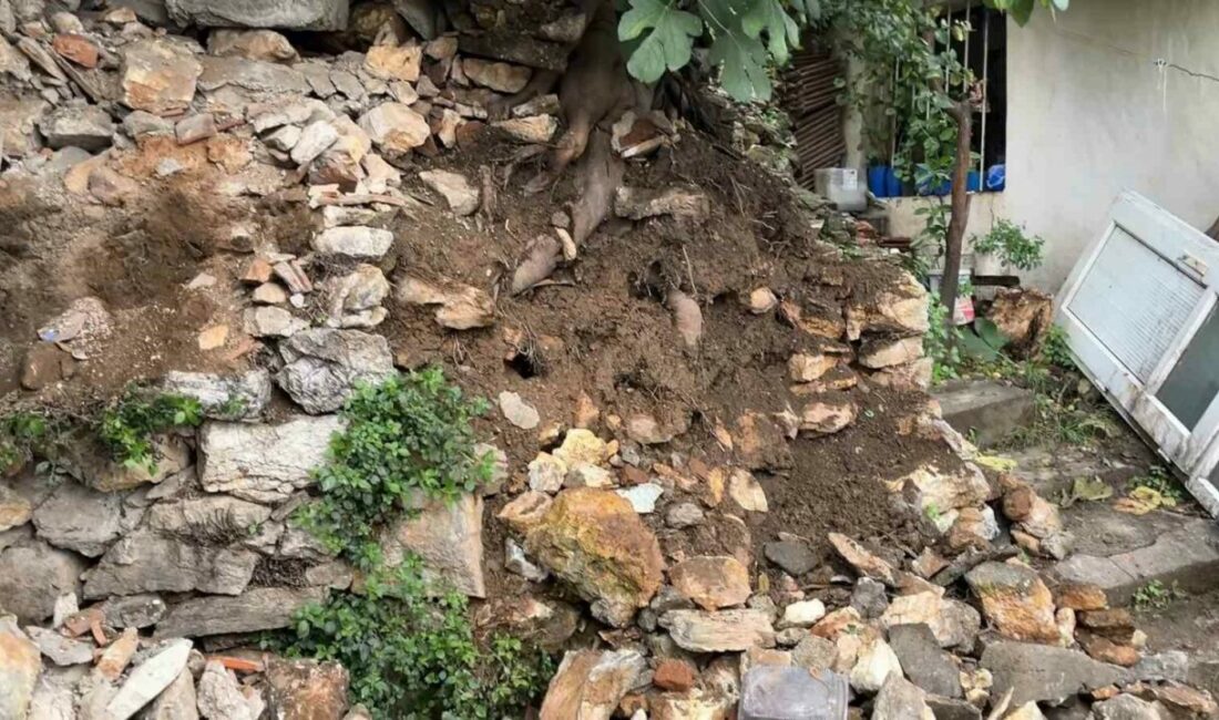 Yağmurdan dolayı toprak kaydı, taşlar devrildi Bursa’da 2 gündür aralıksız yağan yağmur sonrası, bir evin önündeki