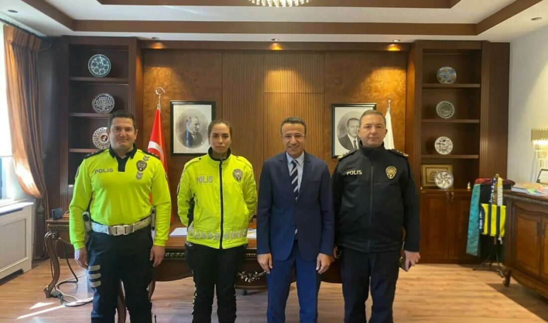 Yaralı genci yağmurdan şemsiyeyle koruyan polise başarı belgesi Bursa’da geçtiğimiz cumartesi günü meydana gelen elektrikli bisiklet kazasında yaralanan