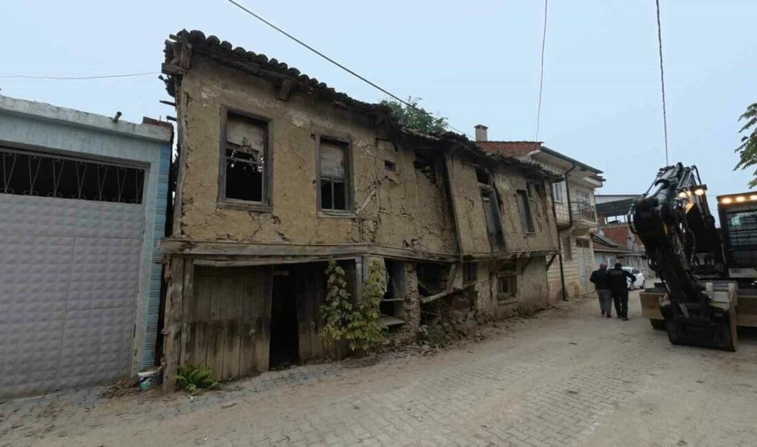Yenişehir’in kırsal mahallelerindeki metruk binalar da yıkılıyor Şehir merkezinin yanı sıra kırsal mahallelerde de muhtarların talepleri doğrultusunda