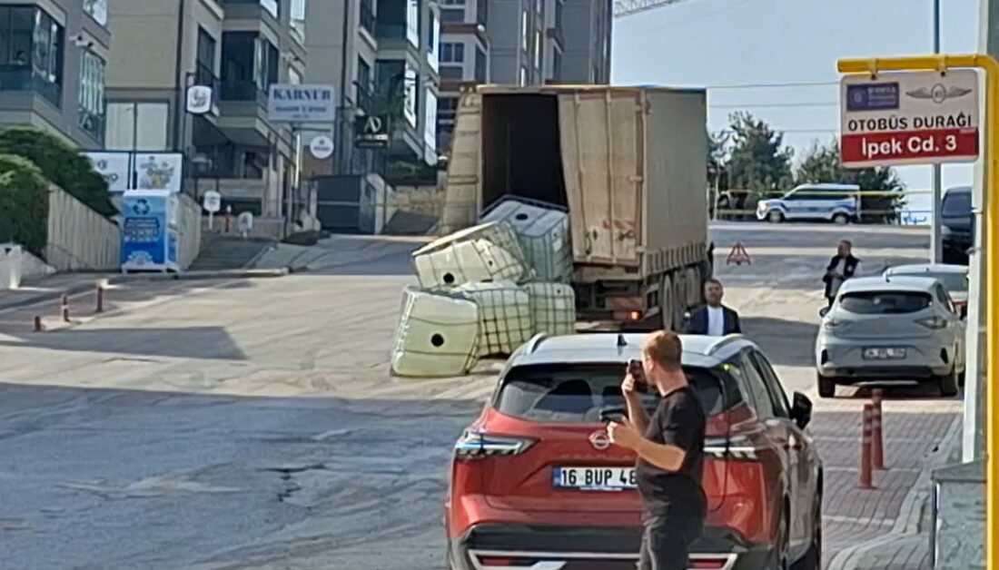 Bursa’da kimyasal madde taşıyan aracın dorsesindeki 4 varilin yola devrilmesiyle