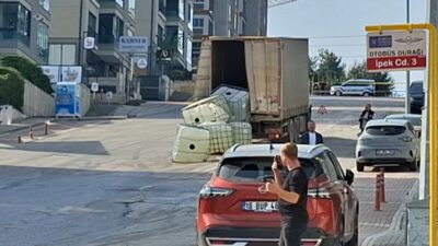 Bursa’da kimyasal madde taşıyan aracın dorsesindeki 4 varilin yola devrilmesiyle