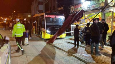 Bursa’nın İnegöl ilçesinde park halindeki özel halk minibüsünün freninin boşalması